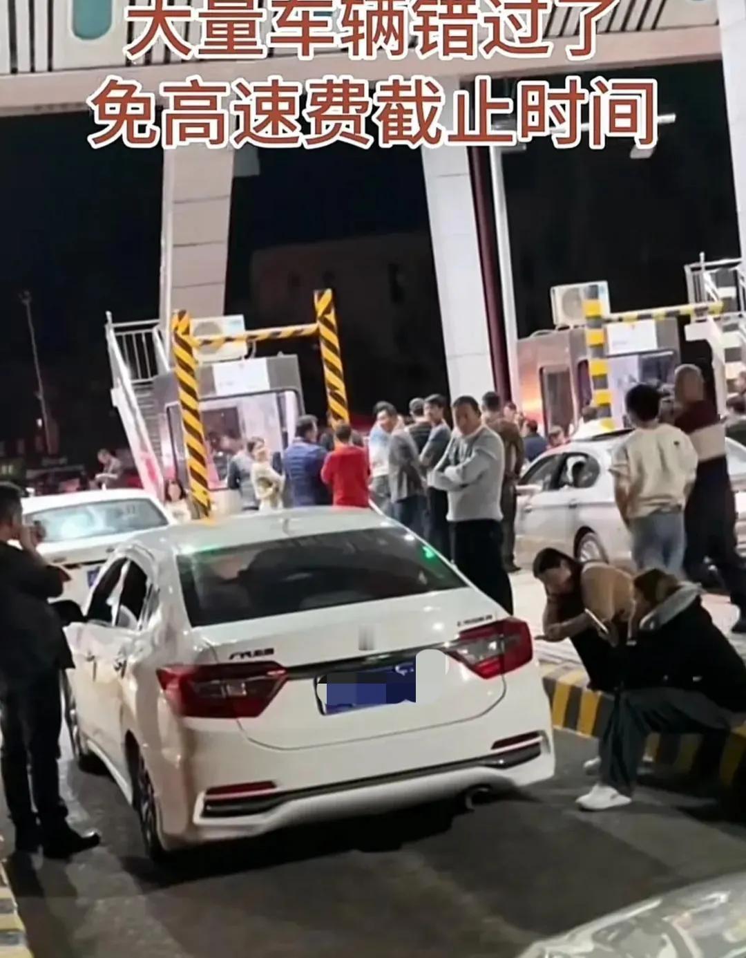 建议高速不免费，如果堵车按一小时一百赔钱。