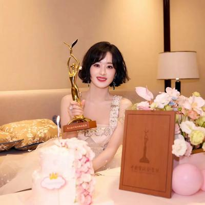 张纪周导演举手高高对赵姐获奖鼓掌，掌声越大代表对姐的认可越高，同时也对自己眼光好