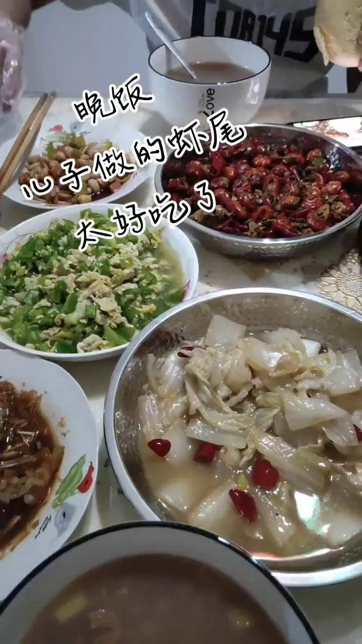第一份工作？哈哈，说出来你们可能不信，那会儿挣得真不多，一个月就几百块，连现在一