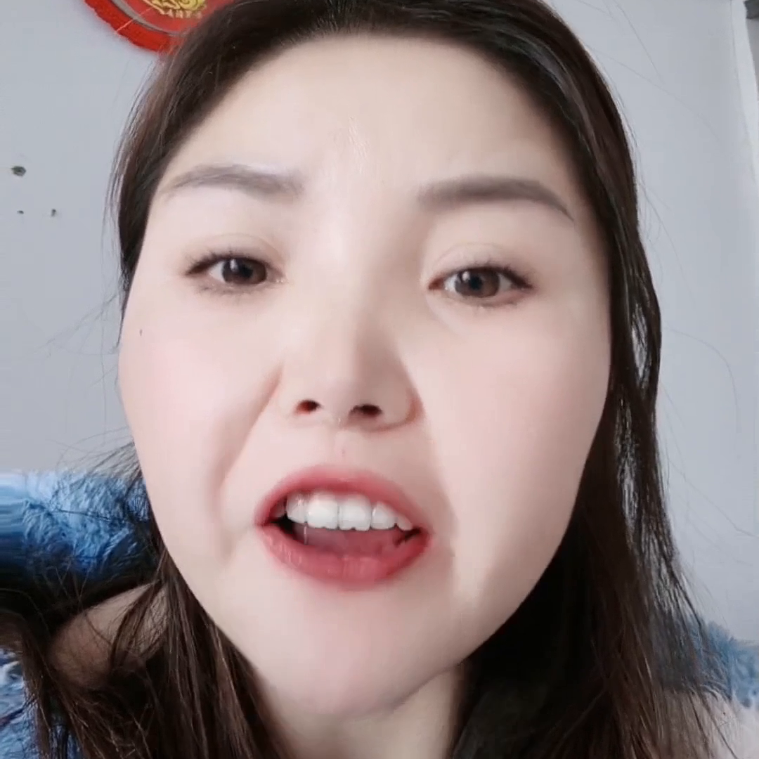 女子开电热毯睡觉，一声异响床着了：被子都被烧了。当事人表示，睡着了听见响了一声，