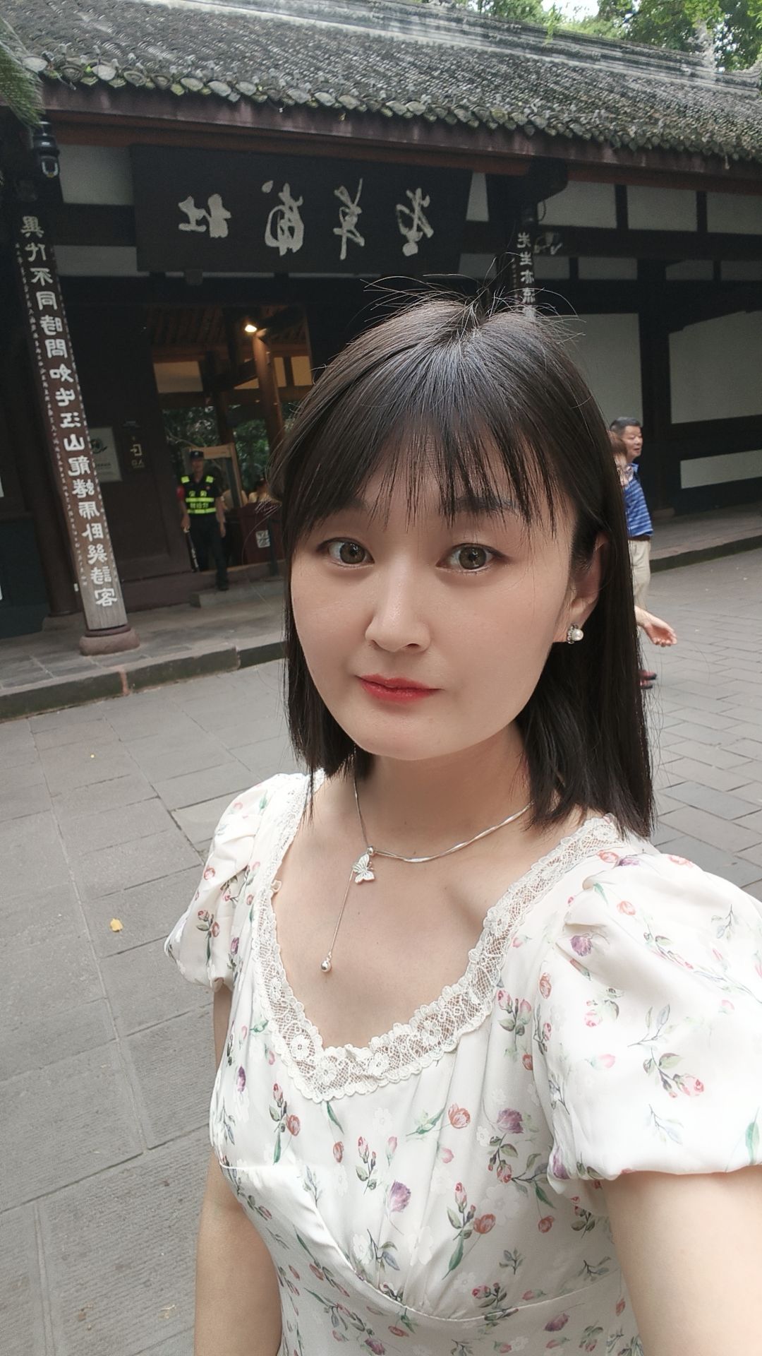 宽窄人生皆是路，总要来成都的街头走一走！#一本正经游客照 
