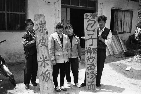 这张老照片，背后藏着岁月的故事，凝固了时光的记忆。