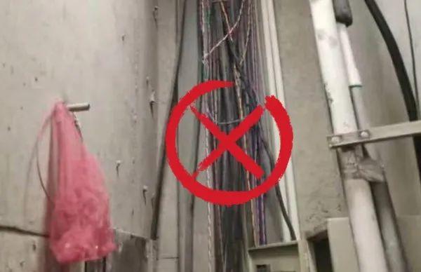 我们小区住户自己在楼下冲电三轮和电车，老房子好怕着火