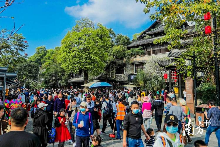 今年五一我在云南看人潮汹涌，感受浓厚民族风情氛围。友友们去过云南了吗？ 
