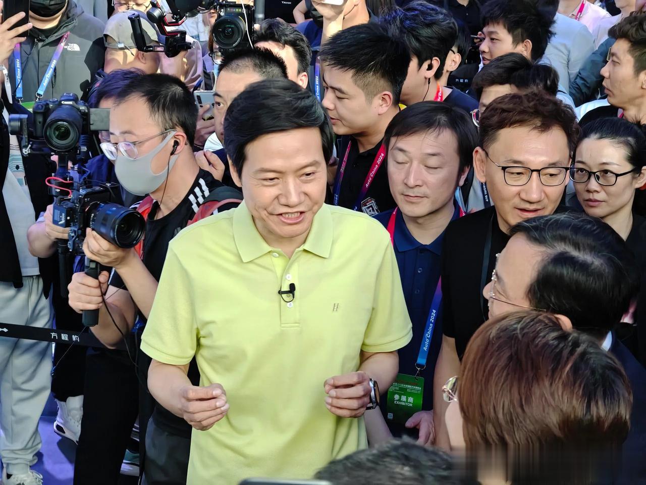 我就知道今天北京车展这些大佬肯定都在，雷军和王传福同框啦！两个人都是目前国产新能