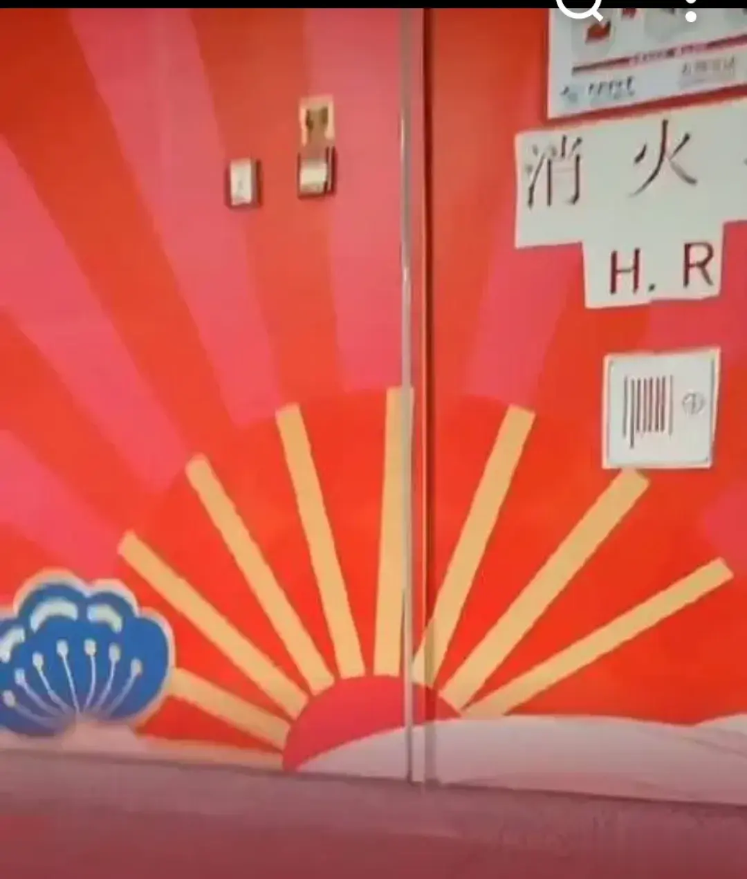 1月6日，有网友反映在南宁某地铁站惊现日本旭日旗图案，客服回应不大可能，称图像相