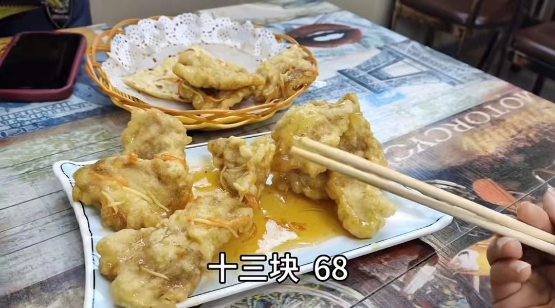 哈尔滨一饭店锅包肉卖68元，被网暴关店！近日，有网友反映哈尔滨一家小饭店的锅包肉
