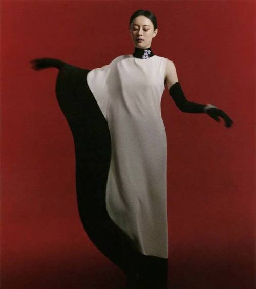 孙俪时尚杂志大片曝光，这些照片与孙俪之前的风格最大的区别就是这次的时尚大片是一种