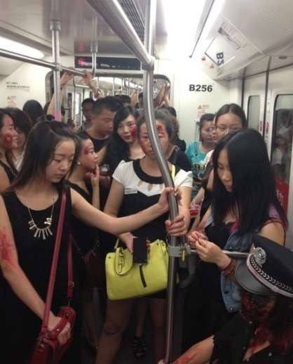 女coser称坐地铁被要求卸妆，网友支持地铁做法！近日，深圳一名女子发帖称，自己