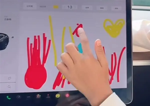 马斯克很有爱？中国一名小女孩发视频报特斯拉BUG，她表示在用特斯拉的中控屏画画时