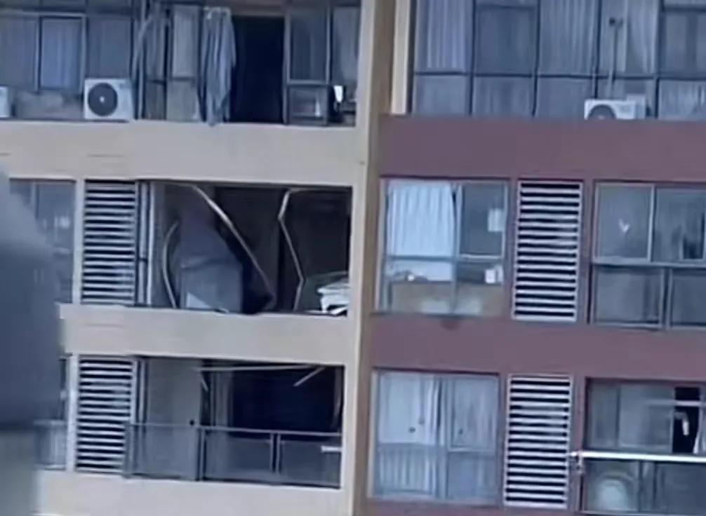 南昌雷暴大风3人坠楼身亡2024年3月31日凌晨，江西南昌市遭遇了强雷暴天气，其