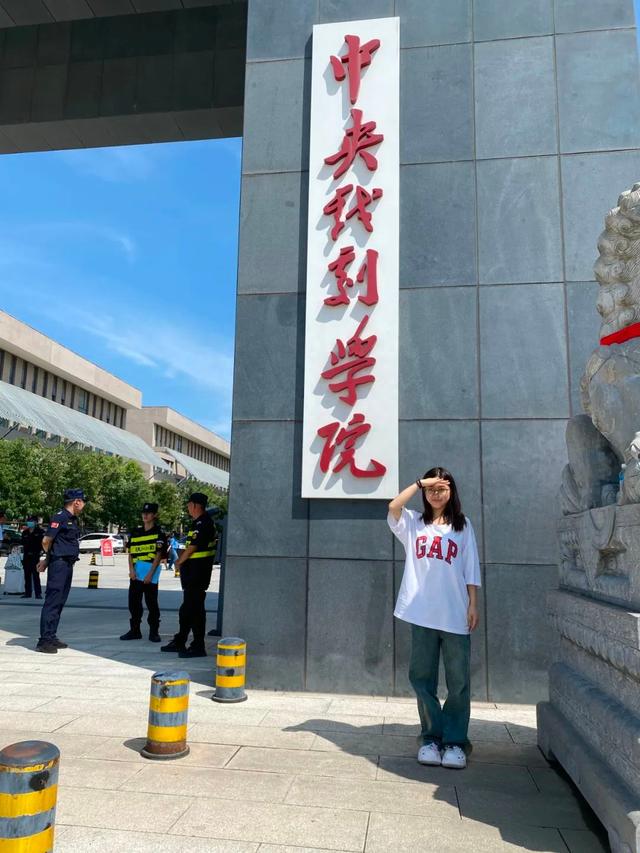 学中戏做演员，这个路子太难，遇到不好的导演，搭戏的演员揩油，潜规则，酒局，太难了