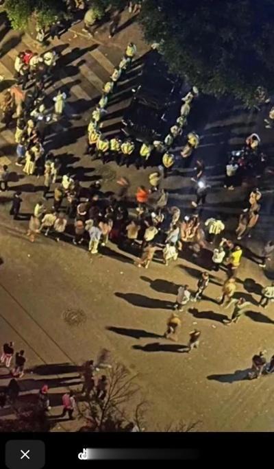 女子车被摸索赔1万称儿子是市长？警方通报5月13日，成都成华公安发布了一起事件的
