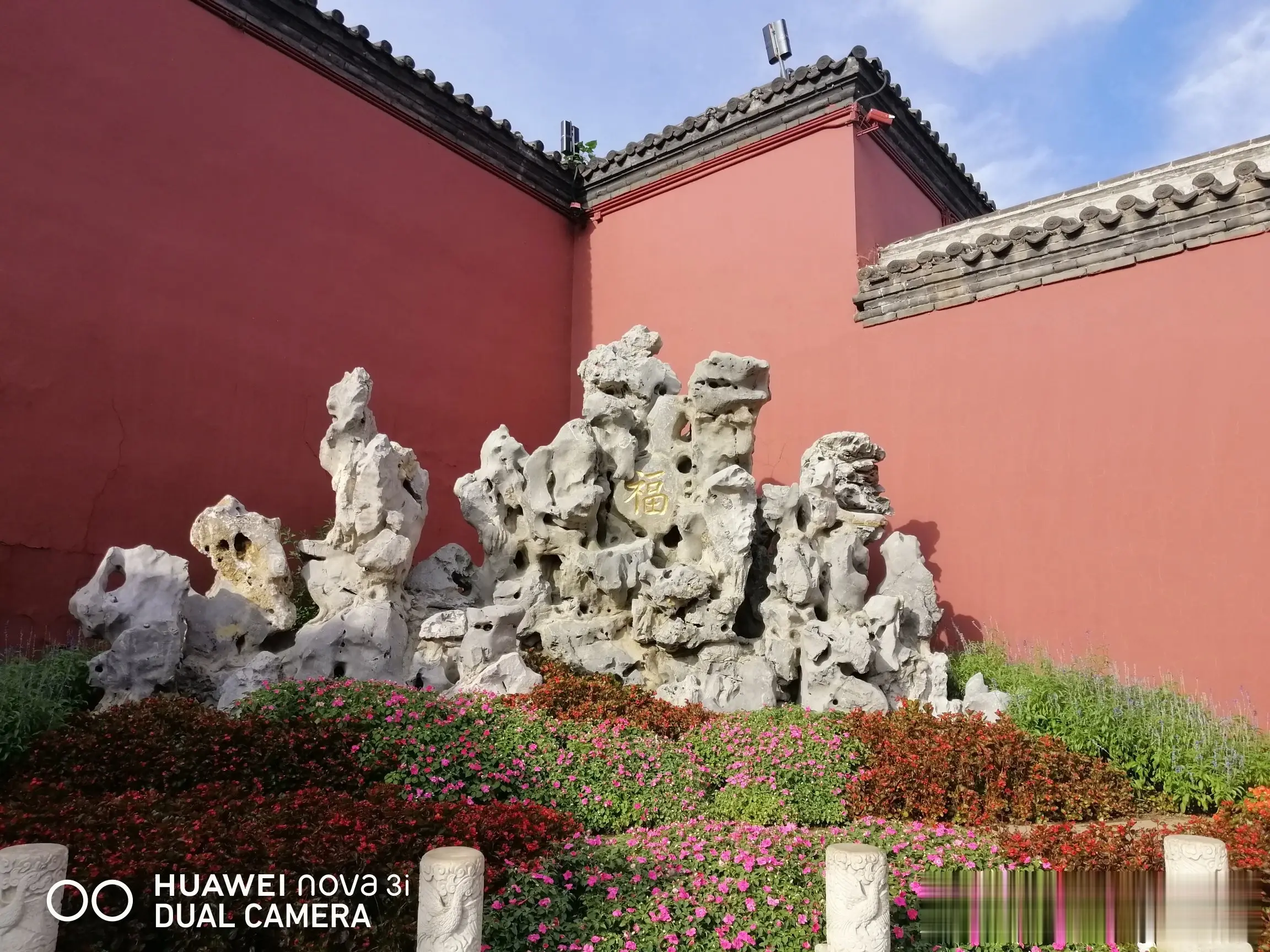 近日，网友建议成都地铁引导乘客坐扶梯时要“左行右立”，成都地铁回应：建议保持静止