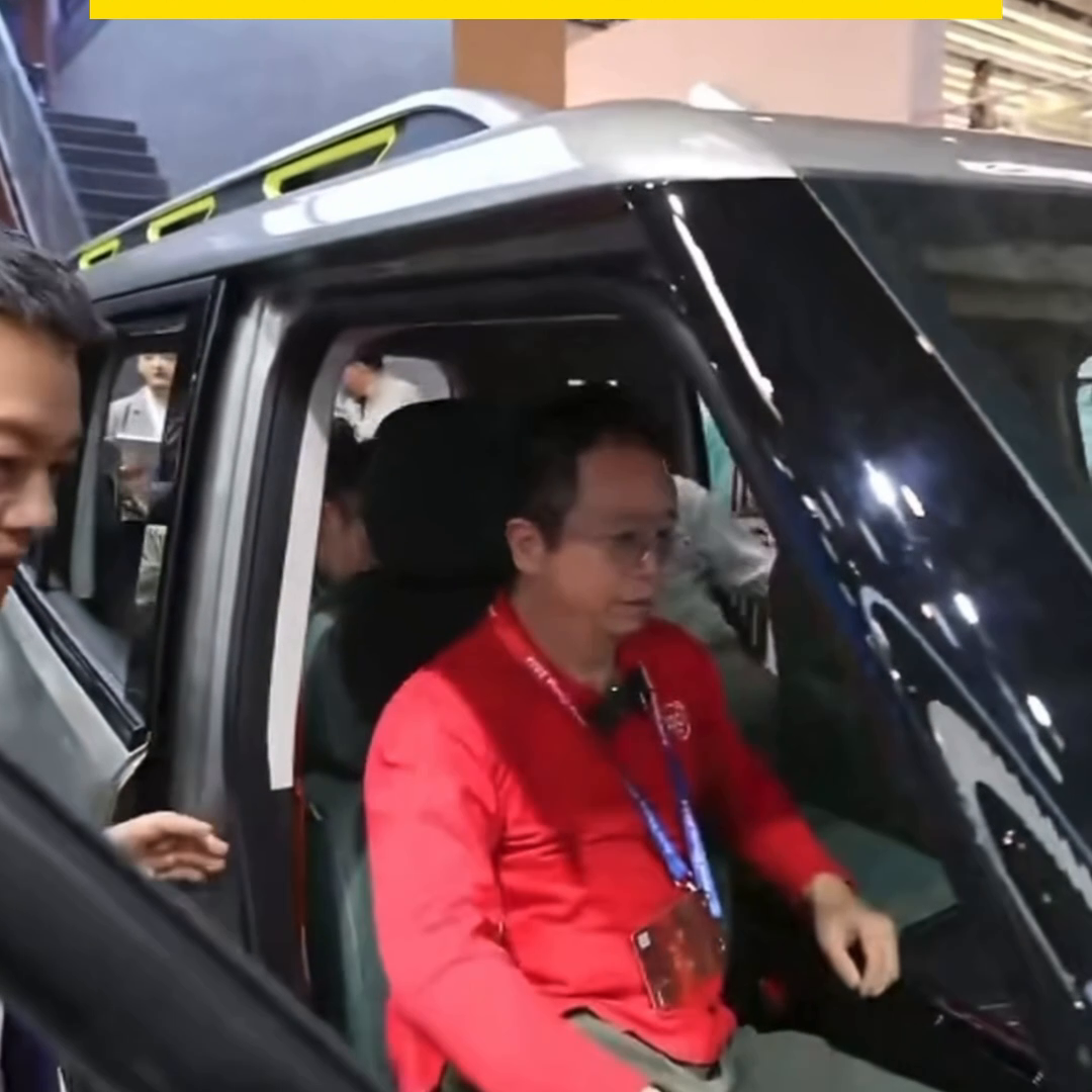 360老板周鸿祎卖掉迈巴赫，北京车展来捷途展台看车。网友：周老板这是准备换山海T