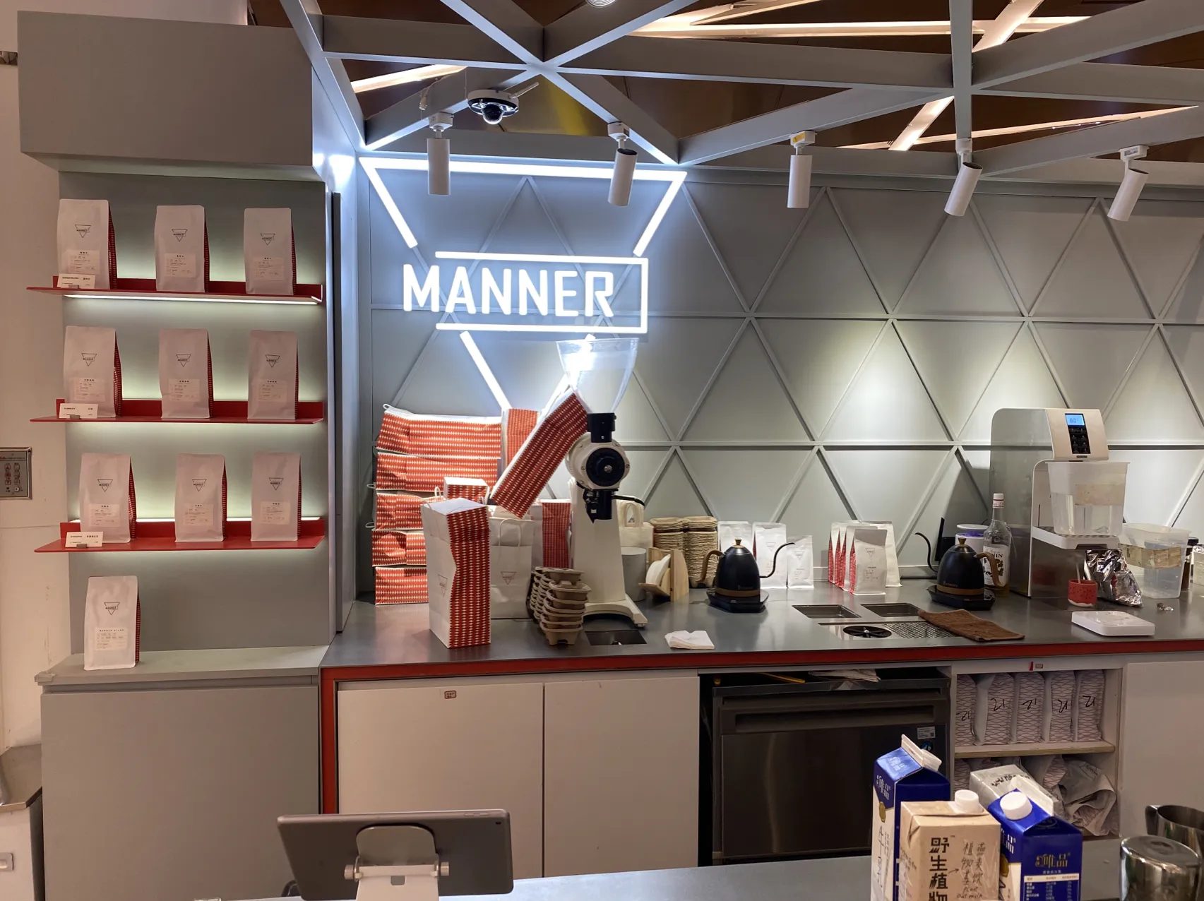 想起来，Manner咖啡在北京的第一家门店，是在华贸购物中心里，在1层，通道尽头