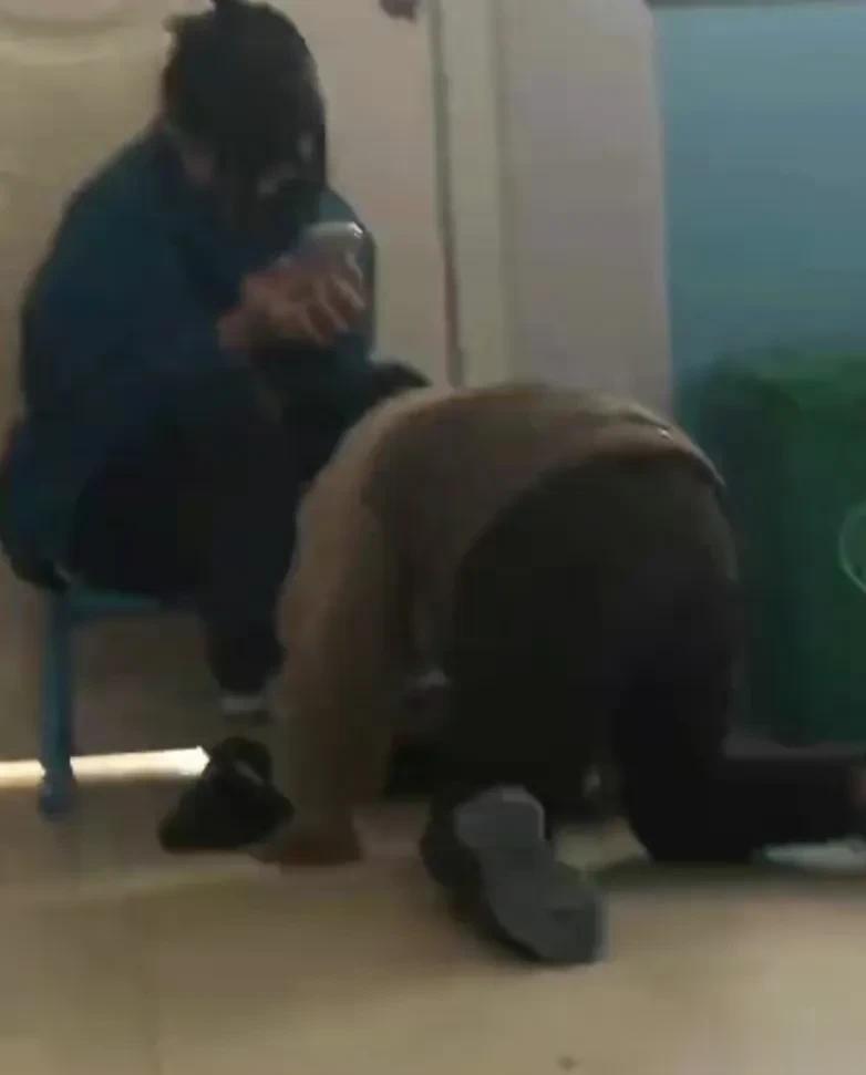 太可恶！河南一幼师对男童打头踩脸？警方介入：正在核实！河南一幼儿园老师被指殴打、