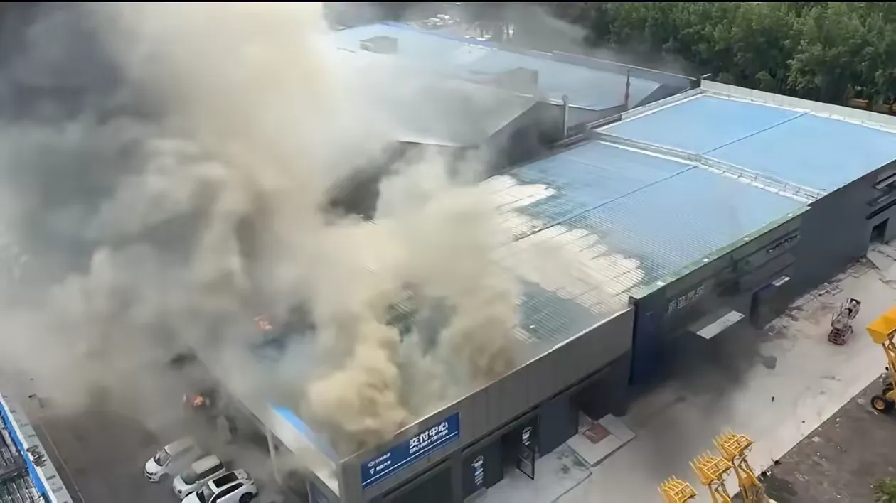 前脚刚说造出自燃车是行业耻辱后脚自家交付中心就起火了这脸打得