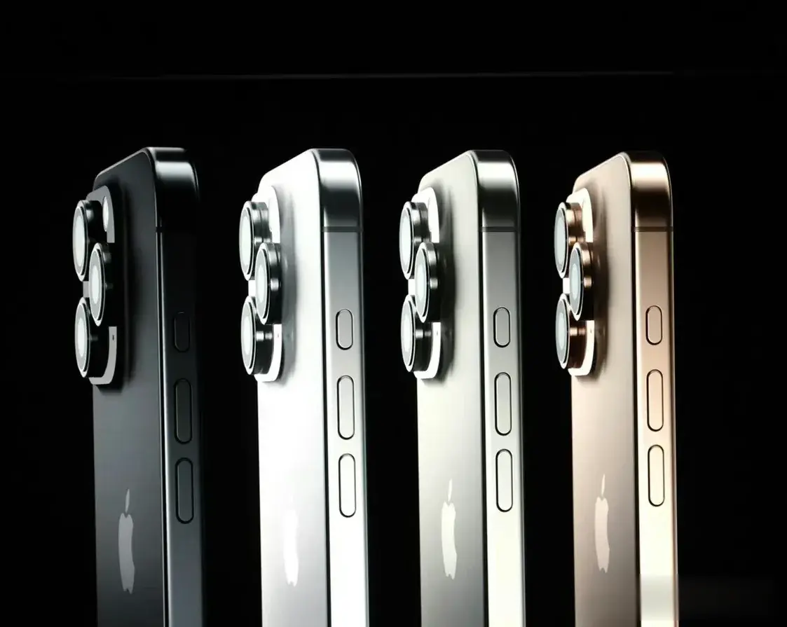 双折叠手机还没用上，华为三折叠手机都出来了。iPhone16也上市了，这里面苹果