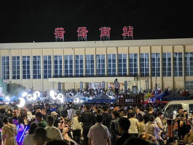 #郭有才爆火后菏泽南站网红扎堆直播#有才是有才，也是人家一份坚持、一份执着、一份