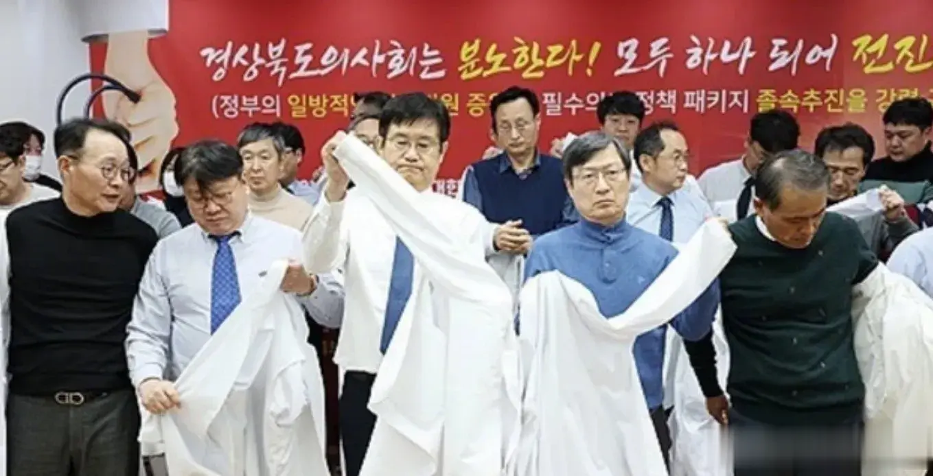 韩国五大医院集体辞职，理由让人瞠目结舌韩国五大医院的实习医生和住院医生因对政府扩