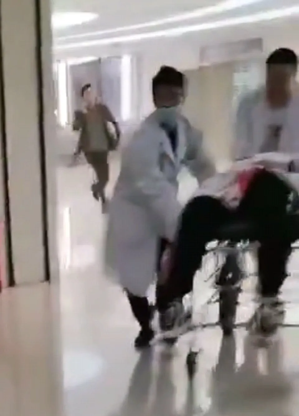 5月7日，云南昭通，网传镇雄县人民医院发生恶性伤人事件，初步了解一医生一保安死亡