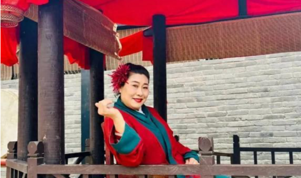 开封“王婆”火出圈绝非巧合，辈分比郭德纲都大！连人民日报都评其“专业且有温度”，