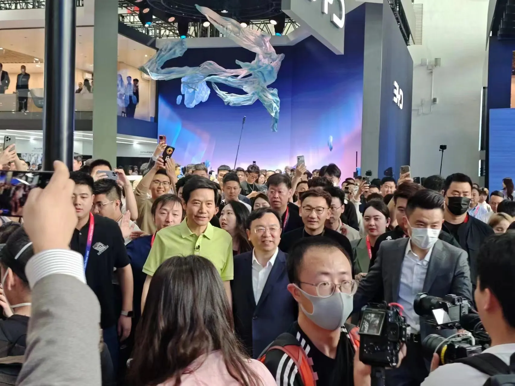 北京车展上雷军和王传福两位大佬梦幻联动了，一起去了比亚迪展厅，小军军大赞方程豹即