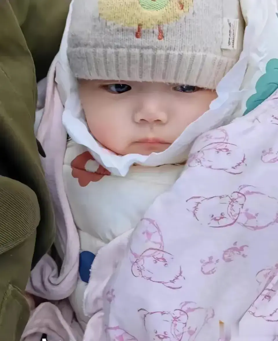 四个月大的婴儿被遗弃，从她的眼神中看出来，她好像知道自己被丢弃了。这样我见犹怜的