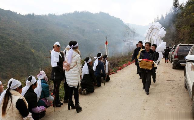 #代表建议不强制要求火葬#现实农村的火葬只是会增加农民的负担和伤痛，并没有节约土