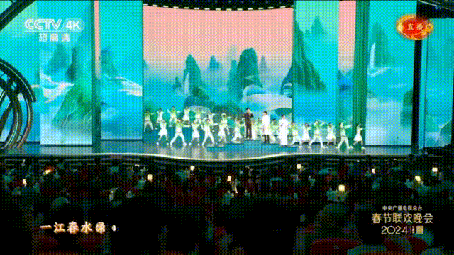 虽然不知白敬亭的黑衣是否是提前确定的，但他的黑衣确实与整个节目色彩不太搭。