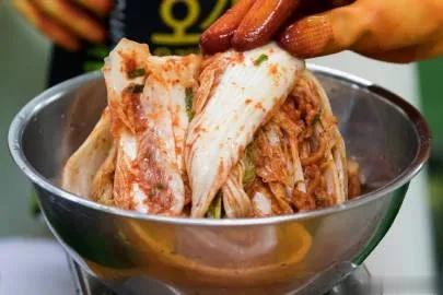 #本地泡菜太贵韩国人囤中国泡菜# 不仅许多韩国餐馆使用中国泡菜降低成本，普通消费