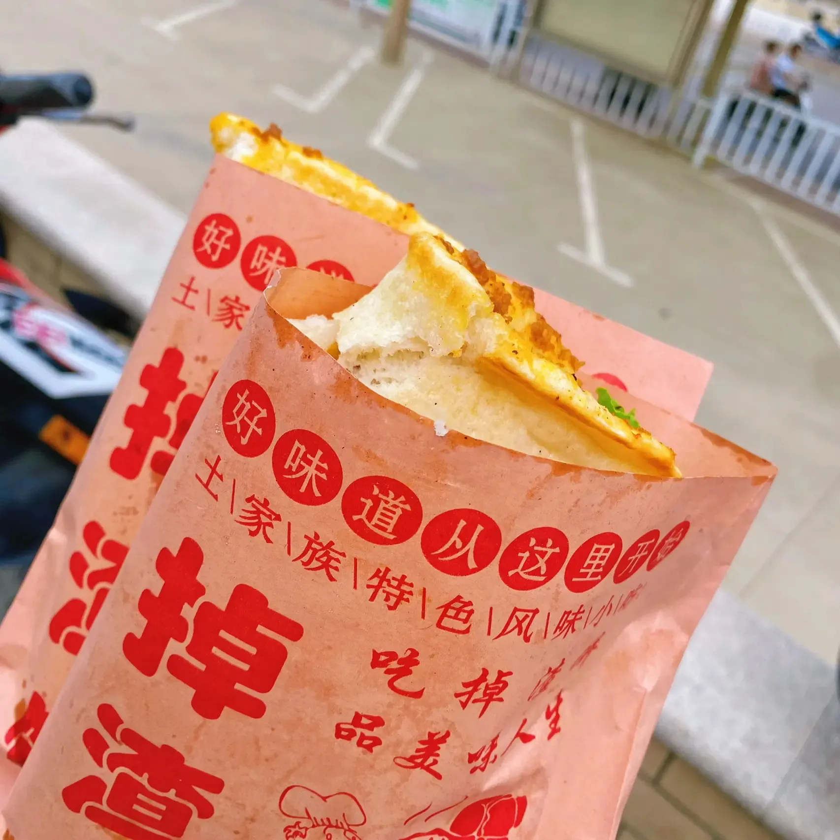 那必须是南京大学的掉渣饼！虽然它很油腻，但我还是忍不住连吃了一个星期！
