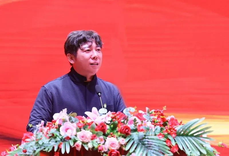 祝贺歌手胡海泉成为校长2024年5月15日，著名歌手胡海泉上任南海音乐学院院长。