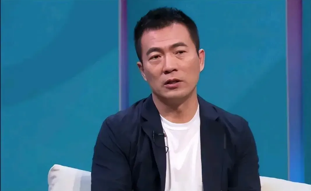 国足0:1韩国，黄健翔给出了犀利的点评：“这场比赛呢，客场输韩国一个，说实话，在