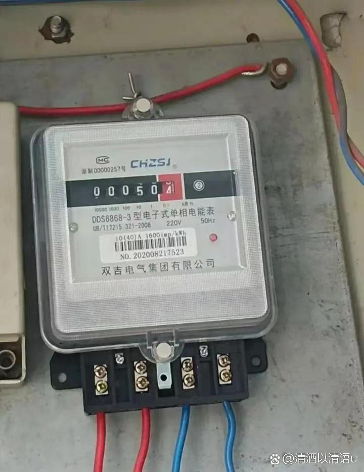 刚住新房两天，就接到电费通知单，就去看了下电表，惊讶的发现怎么用这么多点，是电表