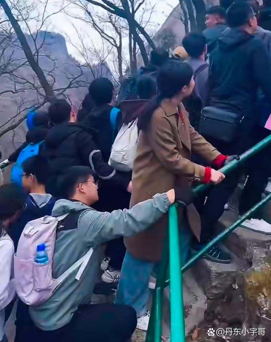 这个清明假期你出门旅游了吗？丹东很多景区人满为患，来看看网友拍到的丹东凤凰山和虎