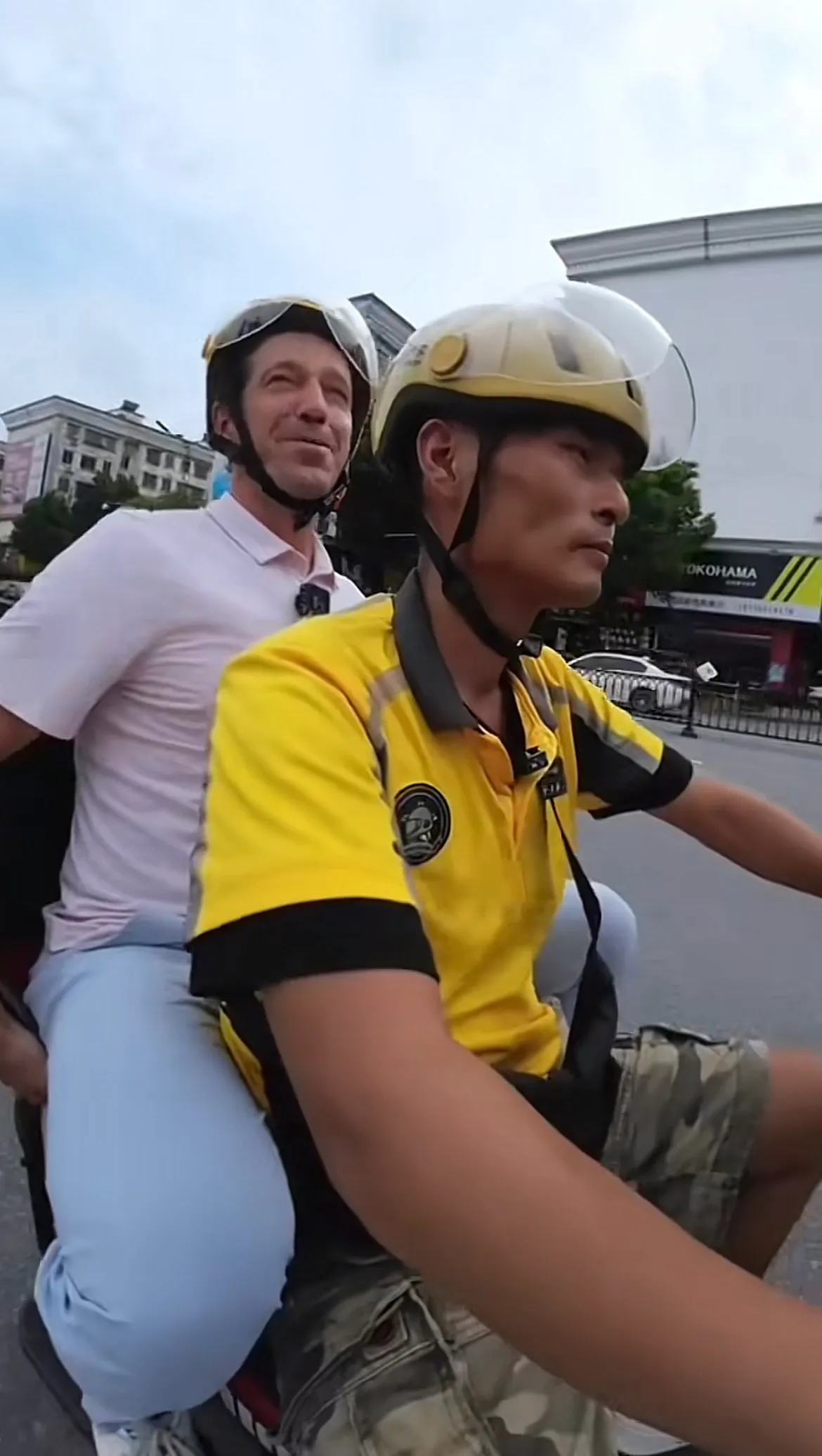 震惊！最后，易哥也坐上了凯迪拉克副总裁的副驾驶，距离外卖小哥Eason买凯迪拉克