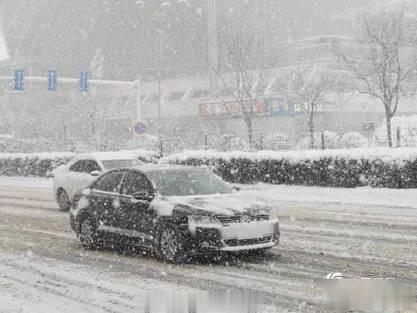 20日，山东烟台冷流雪继续发力。烟台大学东门附近海边，冷流雪狂暴肆虐，画面宛如北