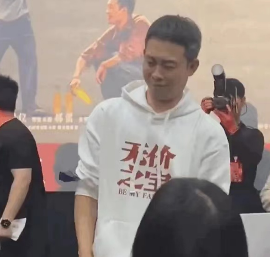 人家在宣传新电影，你拿本狂飙去让人家签字是哪跟哪。而且还是实体书，是他写的吗，跟