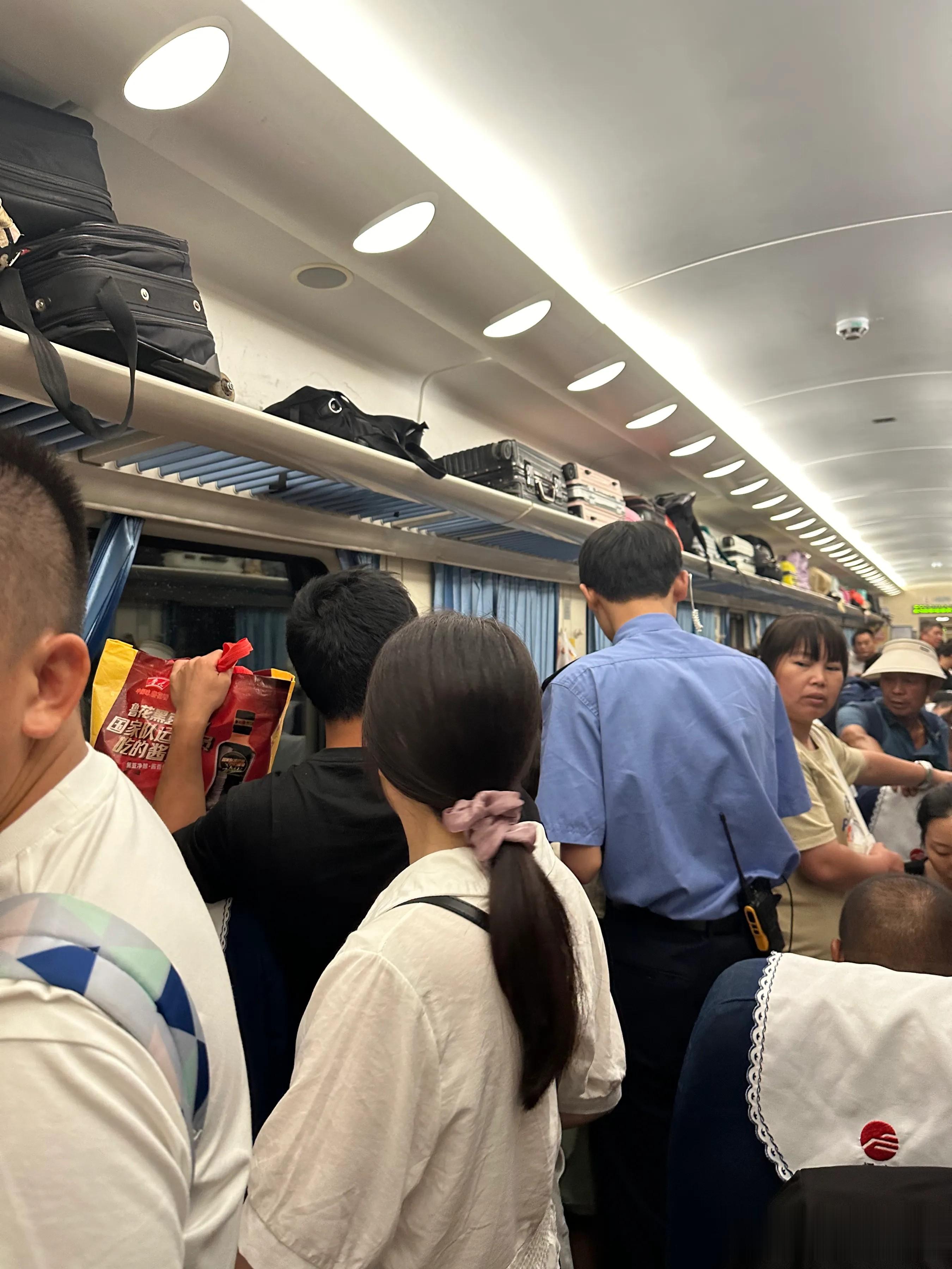 暑假结束，火车的现状！#动车坐了##火车上没坐# 
