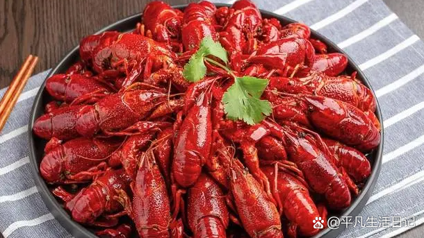 小龙虾价格暴跌，年轻人不爱吃了？网友:不是不爱吃，是吃不起了！