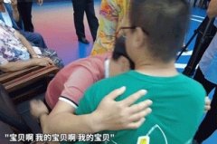 这一刻，电影《失孤》原型郭刚堂等了24年。寻子数十万公里，报废10辆摩托车后，他
