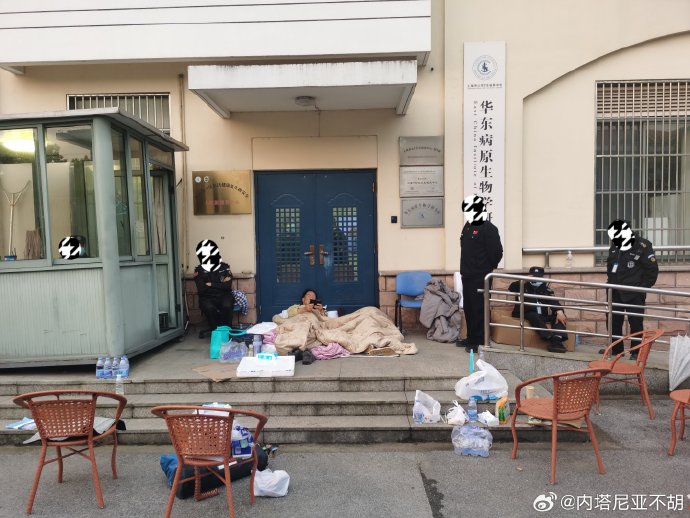 新的一天又要开始了，病毒学家张永振和其学生仍围坐门口，看着实在让人寒心！ 
