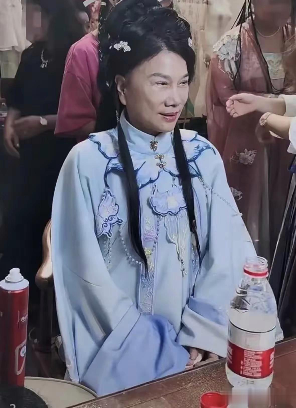 董明珠穿上汉服，别有一番喜感。有没有？#董明珠体验汉服##董明珠##汉服#