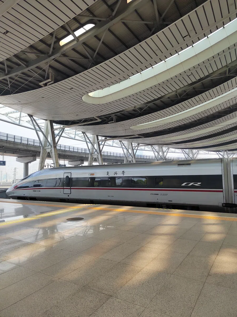 今天搭乘高铁从北京到上海，我留意到高铁商务座的乘客除了专心阅读，就是专注在笔记本
