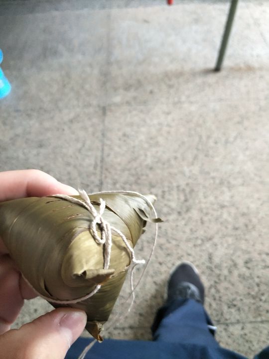 学校的粽子，本来挺期待端午节发的粽子，没想到竟然是肉粽！ 
