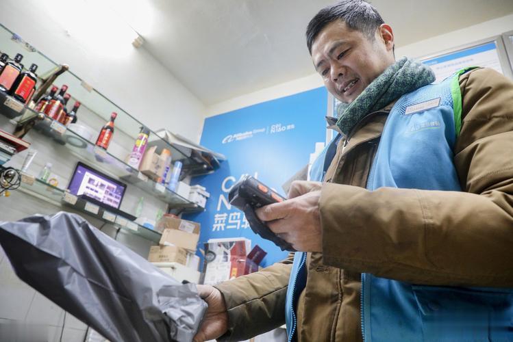 这个80后小哥通过勤奋努力和行业优势，成功实现了财富积累，成为了快递行业的佼佼者