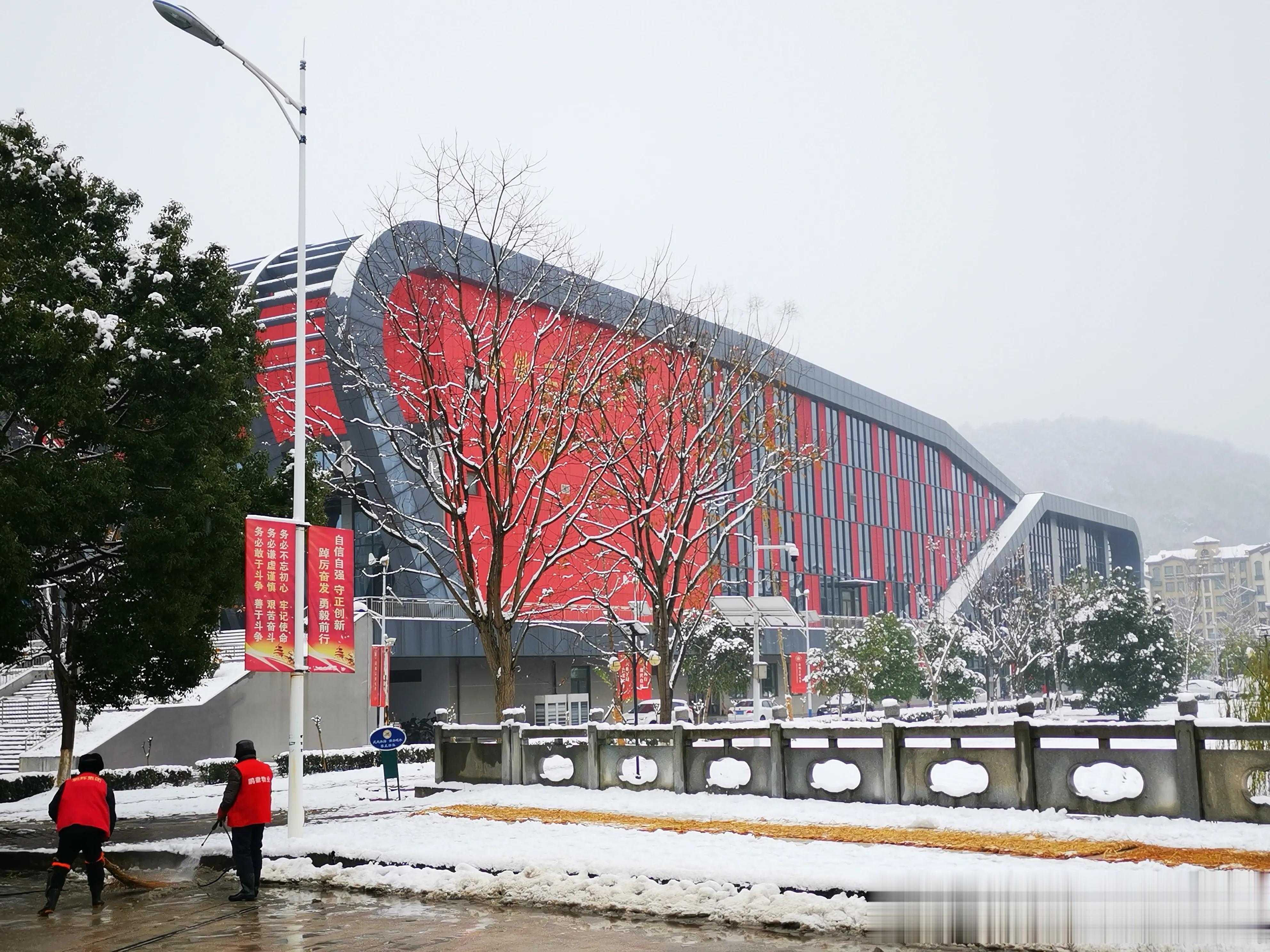 南方特有的烂雪当然还没有启动化雪今早上的雪景依旧美丽动人