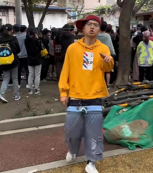 这种现象反映了当代年轻人的追求自我表达和娱乐至上的价值观，但同时也可能导致过度依